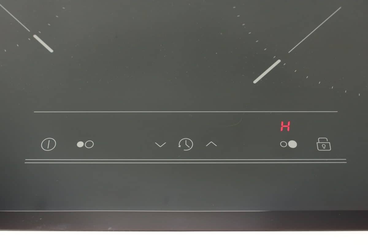 Cảnh báo nhiệt H bằng đèn led trên bảng điều khiển của Teka IZ 7210