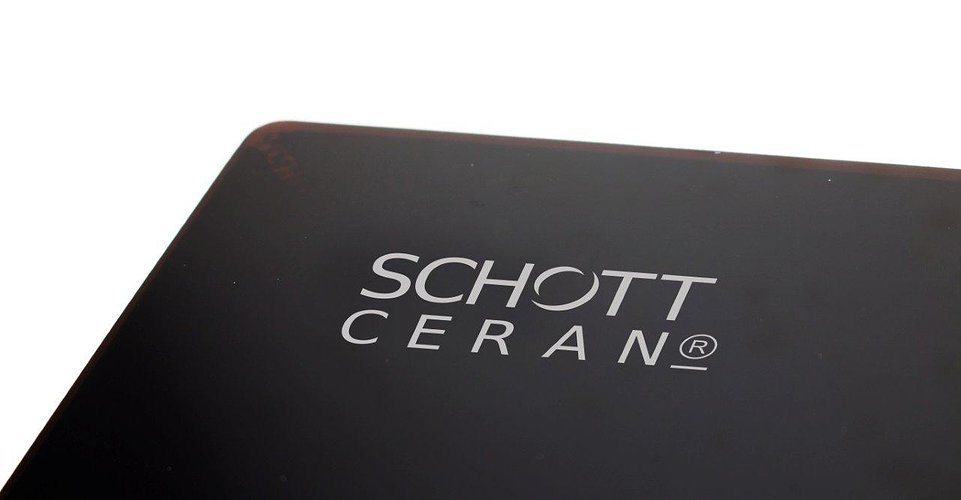 Mặt kính Schott Ceran sáng bóng, dễ vệ sinh, chịu nhiệt tốt