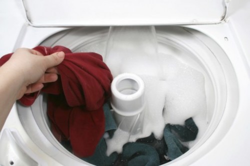 Máy giặt không được đồ đầy nước cũng là một dấu hiệu nên thay máy mới