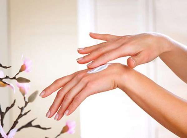 Luôn chăm sóc da tay bằng dưỡng chất hằng ngày