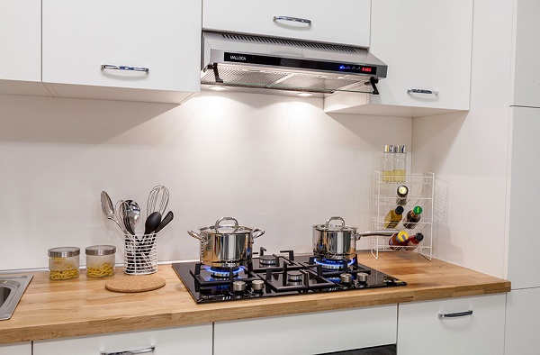 Máy hút mùi giúp không gian bếp trở nên sang trọng, hiện đại.